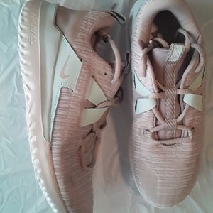 NEW NIKE RENEW ARENA WOMEN’S RUNNING SHOES SIZE 9